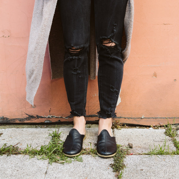 Load image into Gallery viewer, Moda | Black Handmade Leather Shearling Slippers
